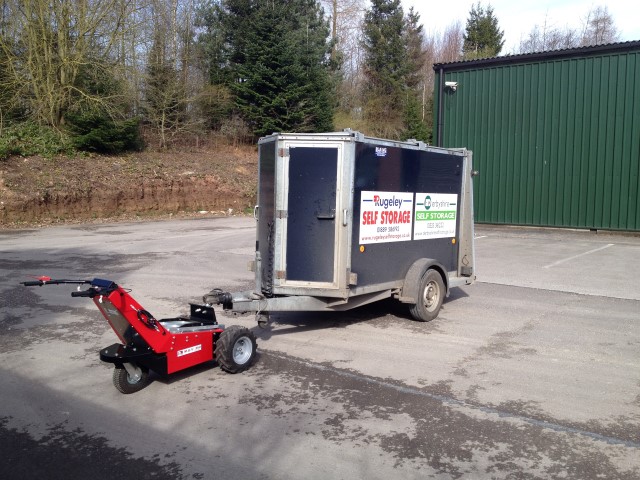 גורר חשמלי TrailerMover עם תפוח גרירה למשיכת נגררים במשקל 1,000 ק גורר חשמלי TrailerMover עם תפוח גרירה למשיכת נגררים במשקל 1,000 ק