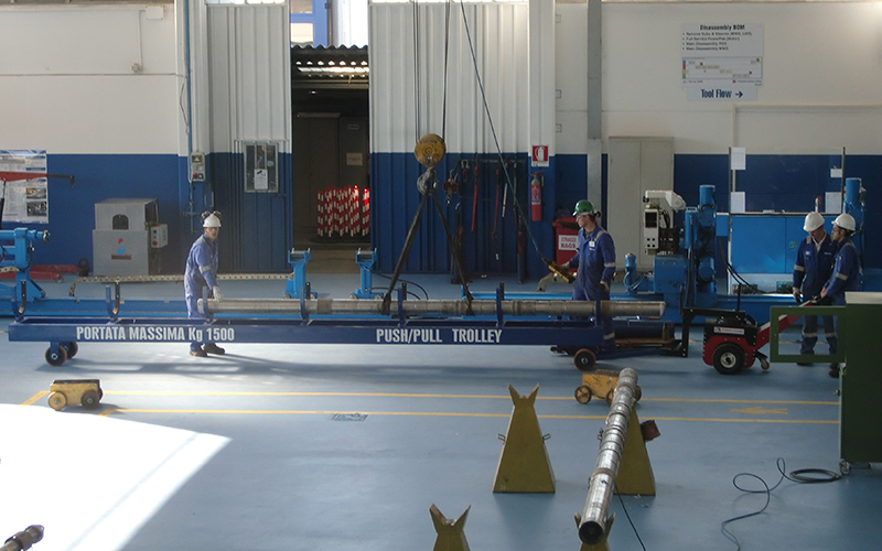 גורר חשמלי PowerPusher עם SteeringArm להזזה של צינורות קידוח נפט בסיוע מתקן Stillage ויצור עגלה יעודית גורר חשמלי PowerPusher עם SteeringArm להזזה של צינורות קידוח נפט בסיוע מתקן Stillage ויצור עגלה יעודית