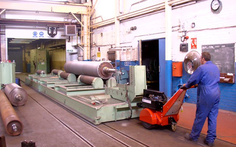 גורר חשמלי SuperPowerPusher עם SteeringArm להזזה של עגלה במשקל 55,000 ק גורר חשמלי SuperPowerPusher עם SteeringArm להזזה של עגלה במשקל 55,000 ק